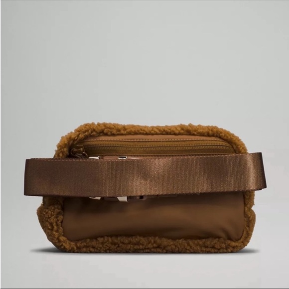 Lululemon fleece Everywhere Belt Bag in Burnt Caramel - Picture 4 of 8